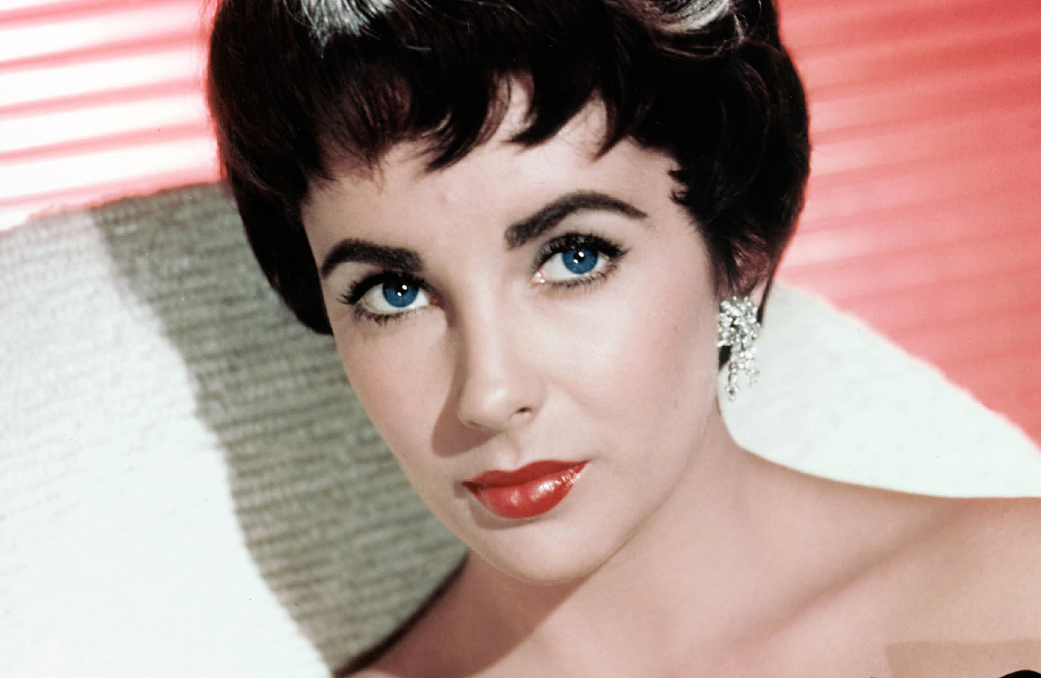 elizabeth taylor purple eyes close up